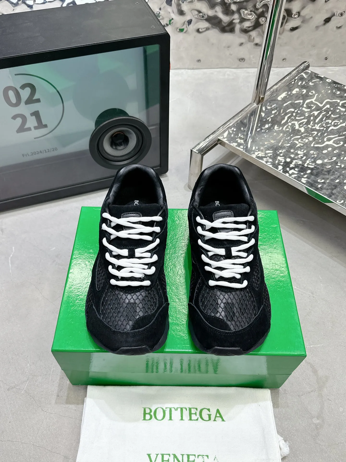 👟👟Ex-factory price 560👟👟 Men ➕20 💰𝐁𝐨𝐭𝐭𝐞𝐠𝐚 𝐕𝐞𝐧𝐞𝐭𝐚 Bodie Home Couple Style 👫BV Sports Shoes Wang Yibo Same Style Casual shoes for couples and dad shoes! Runner sneakers! Original purchase and development! Made of original lightweight technical mesh fabric, the same as the original version! The process is complicated! Paired with a geometric pattern designed rubber outsole, the higher version of the Wang Zha series is actually much taller, but the legs still look slim. Very nice. Durable and durable to play with, standard and version-matching shoe-packing technology. Look for high-end versions. The original outsole is exclusively molded, and the color-blocked TPU outsole is used. The material and weight are the same as the original! Size: Women’s size 35-41 (40 and 41 customized, non-refundable) Men’s size 39-45 (45 customized, non-refundable)
